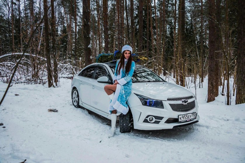 Снегурочка и автомобиль