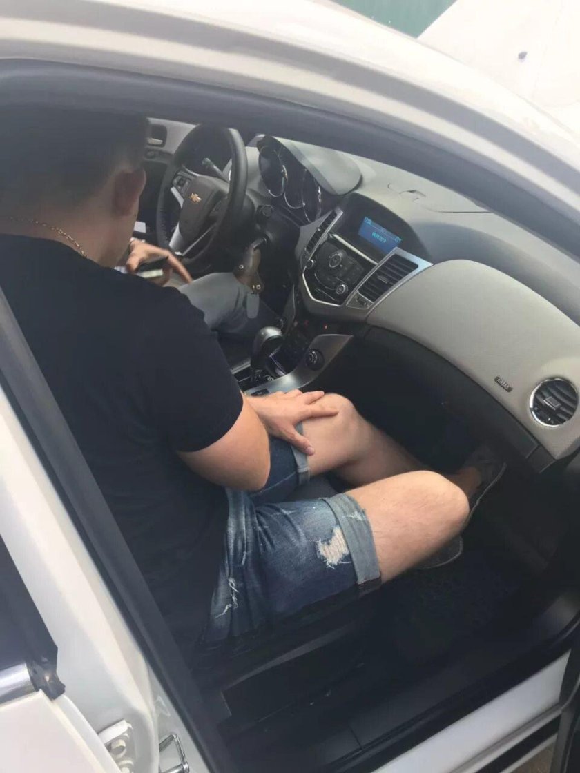 Парень и Шевроле Круз