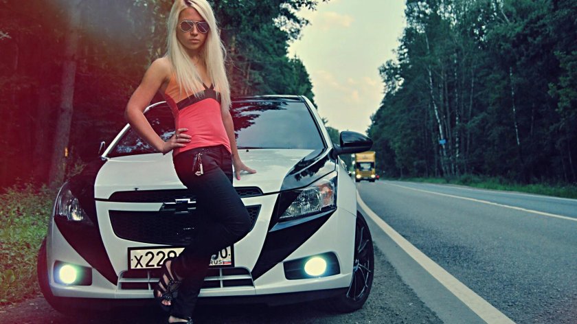 Chevrolet Cruze и девушка