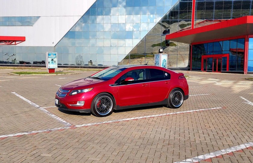 Красный Шевроле вольт 2