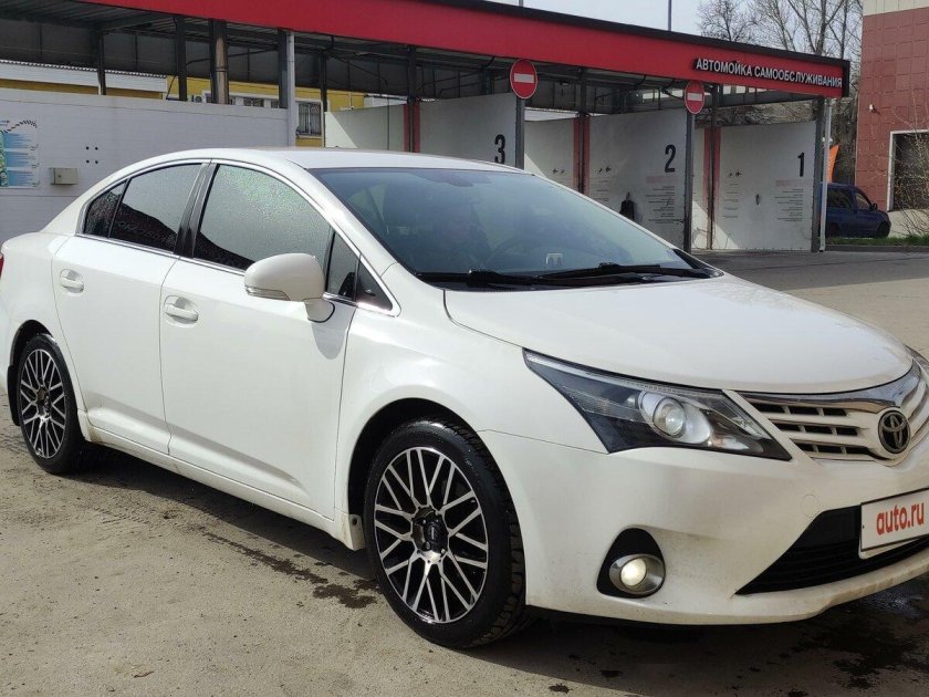 Тойота Авенсис 2012 года