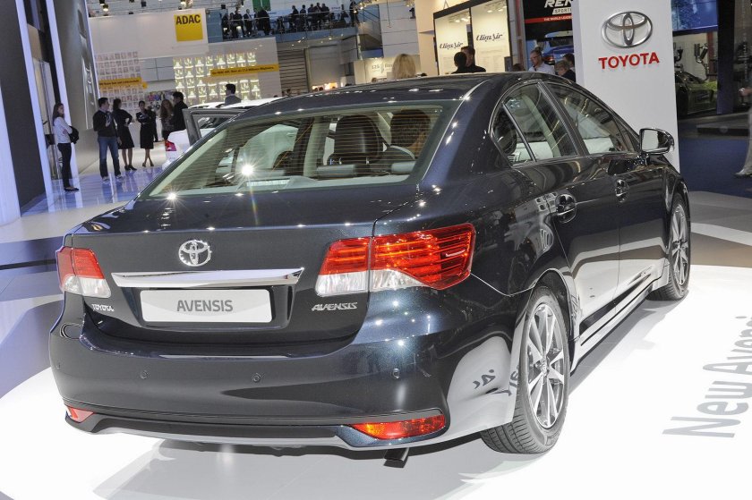 Авенсис 2012