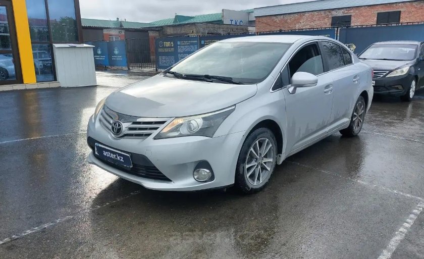 Тойота Авенсис 2012 года