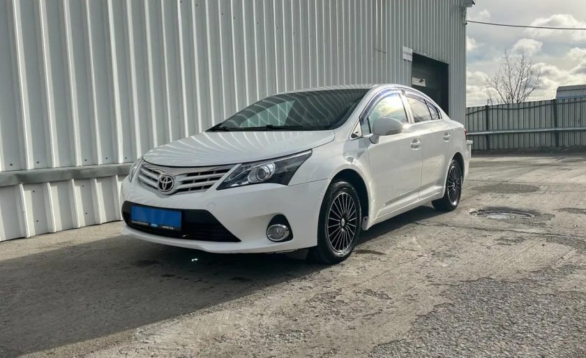 Тойота Авенсис 2012 года