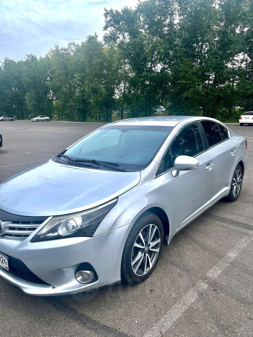 Тойота Авенсис 2012 года