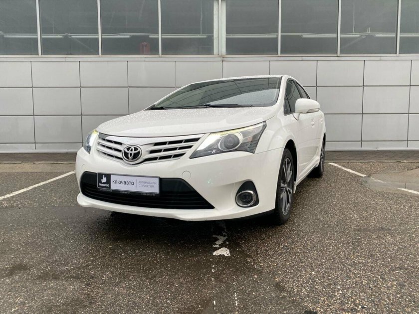 Тойота Авенсис 2012 белая