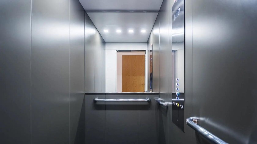 Входные двери современных пассажирских самолетов оснащены