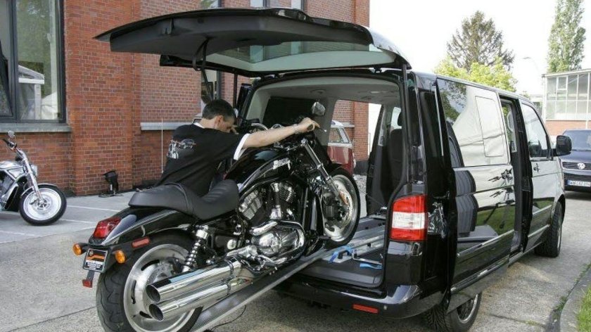 Мотоцикл в Фольксваген Мультивен