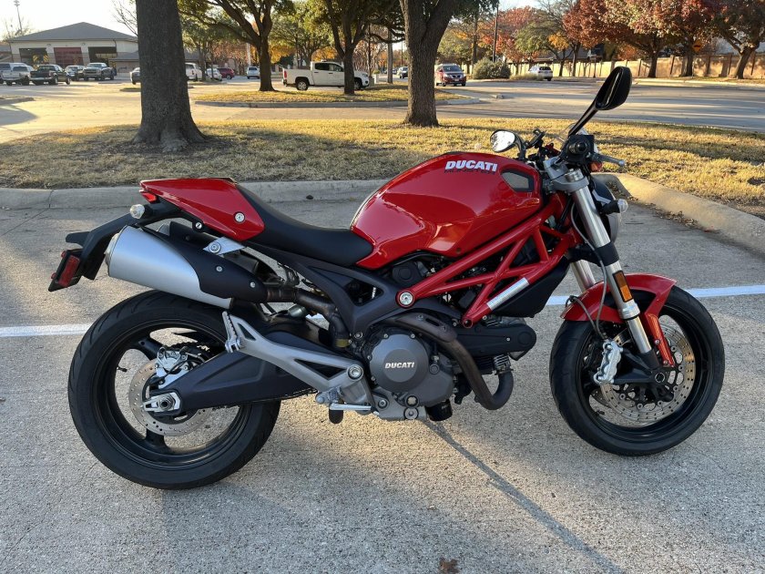 Дукати монстер 696