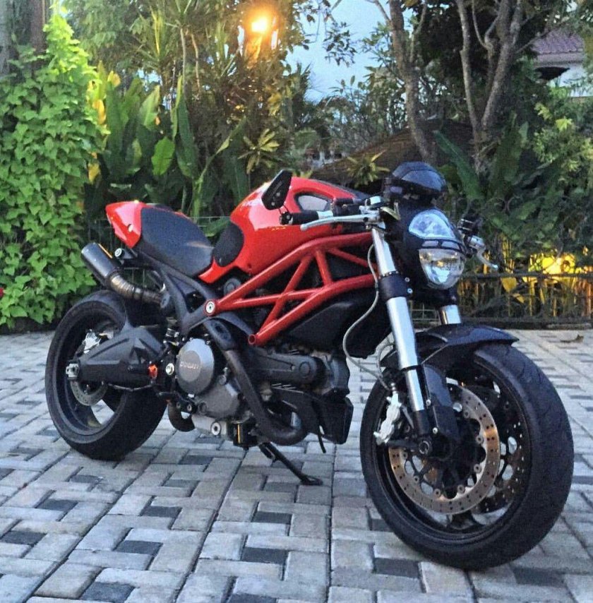 Ducati Monster 696