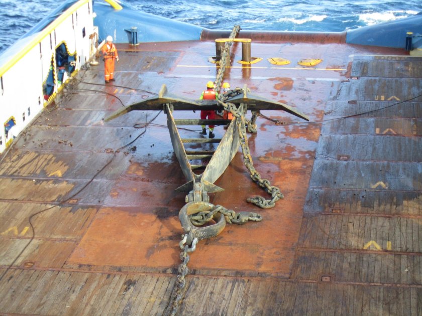 Береговой якорь шнековый