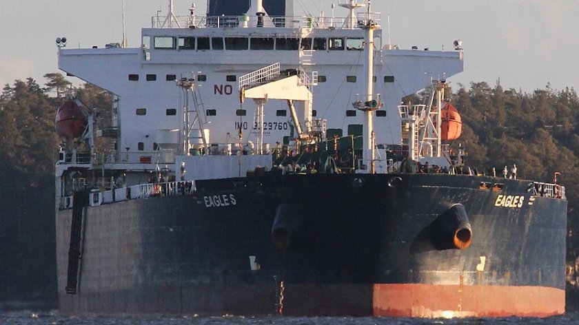 Crude oil tanker