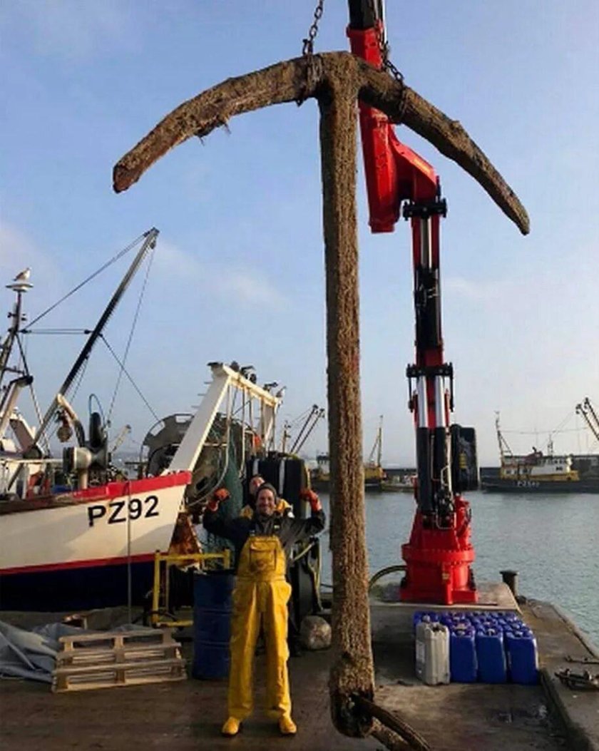 Огромный якорь