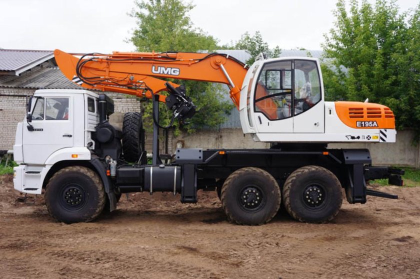 Экскаватор на шасси КАМАЗ 43118