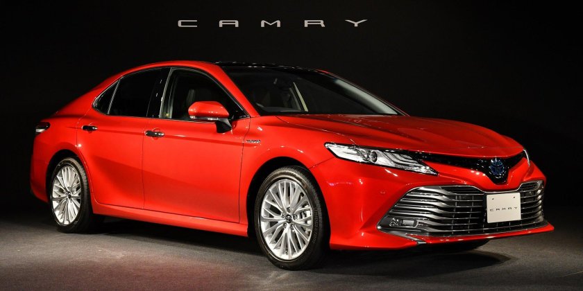 Тойота Камри 2022 красная