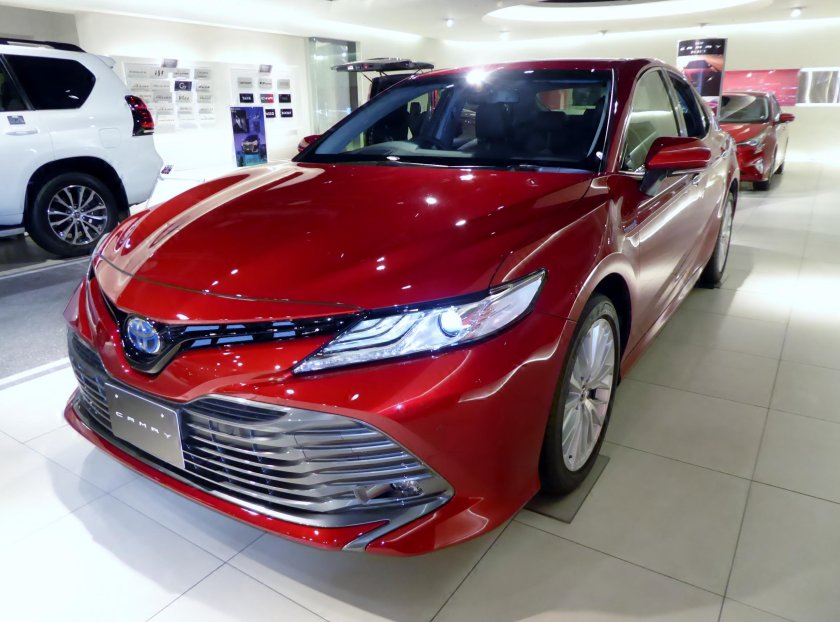 Toyota Camry 2022 красная
