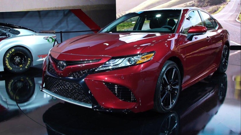 Toyota Camry 2018 красная