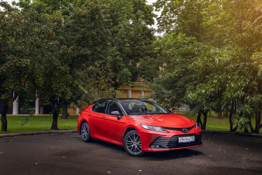 Тойота Камри красная с черной крышей