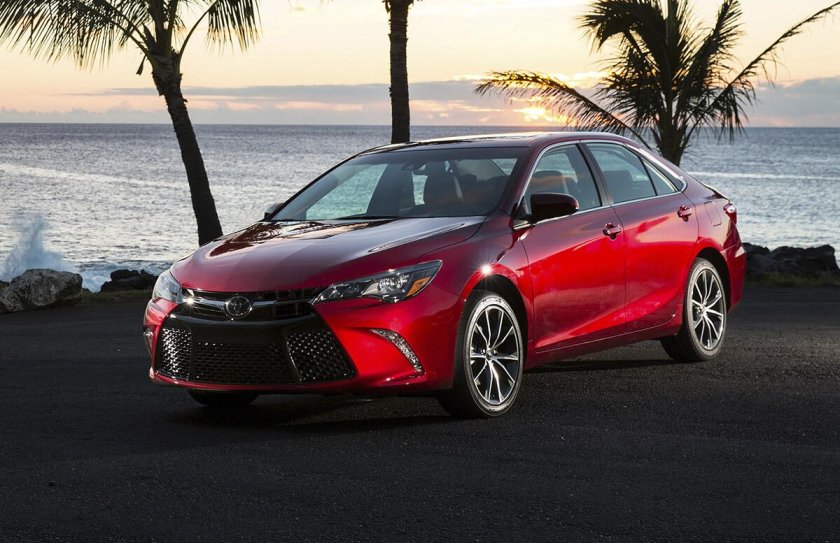 Тойота Камри красная