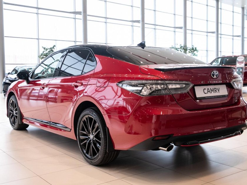 Toyota Camry 2021 красная