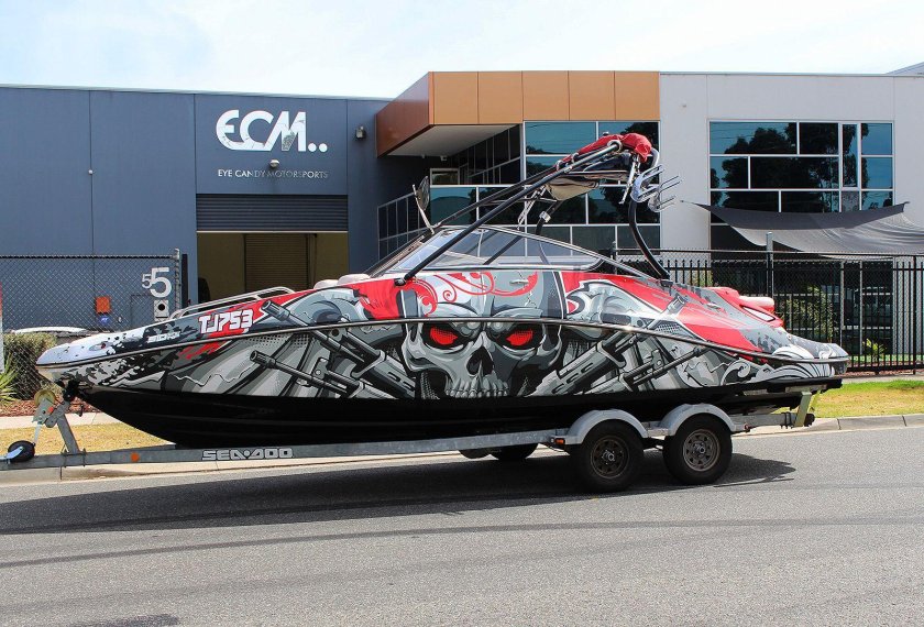 Оклейка катера