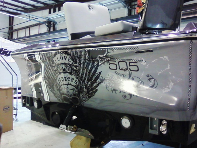 Оклейка катера виниловой пленкой