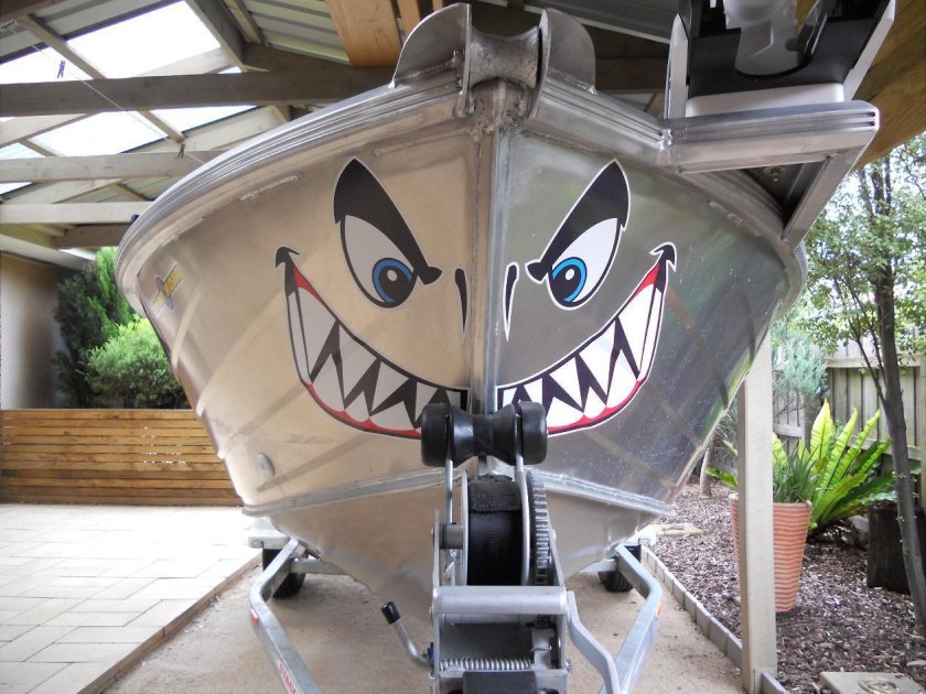 Зубы акулы на лодку