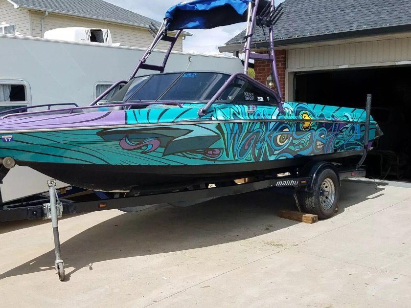 Оклейка катера