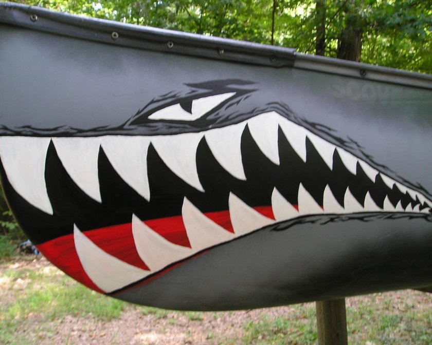 Пасть акулы на лодке