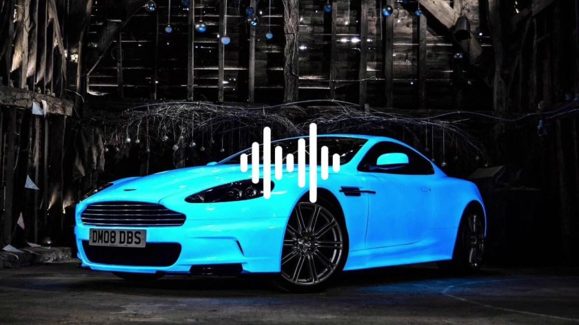 Ярко голубая машина