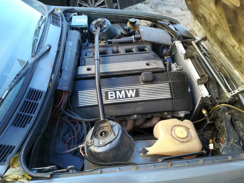 BMW e30 320i