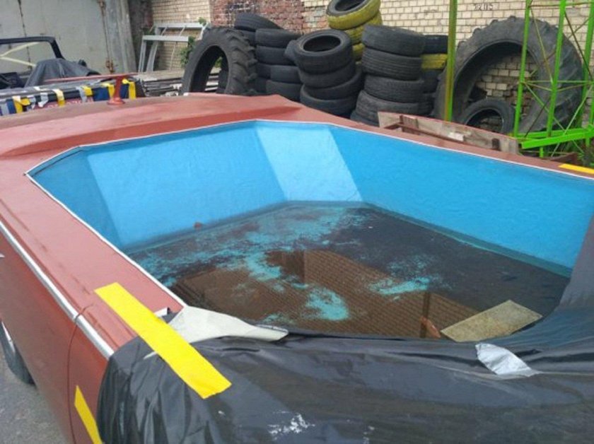 Лимузин внутри с бассейном