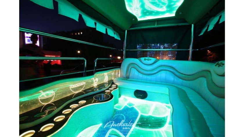 Лимузин с бассейном