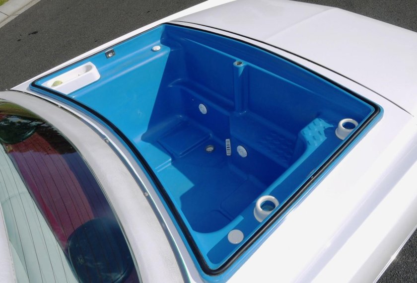 Автомобиль с бассейном