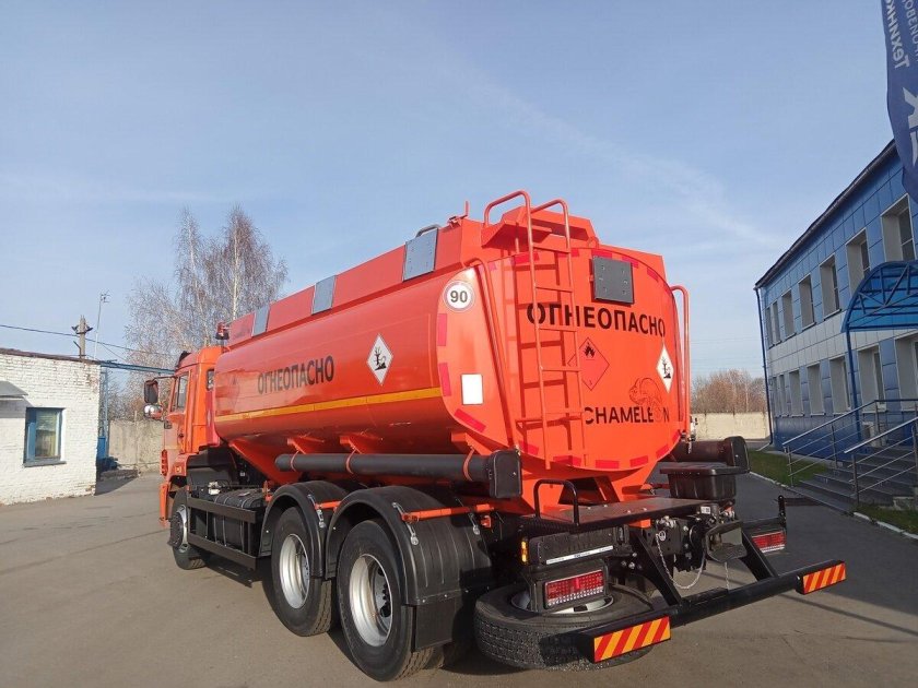 КАМАЗ топливозаправщик