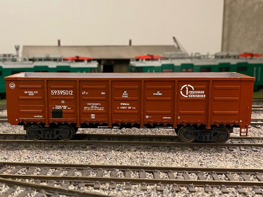 Полувагон люковый 12-132