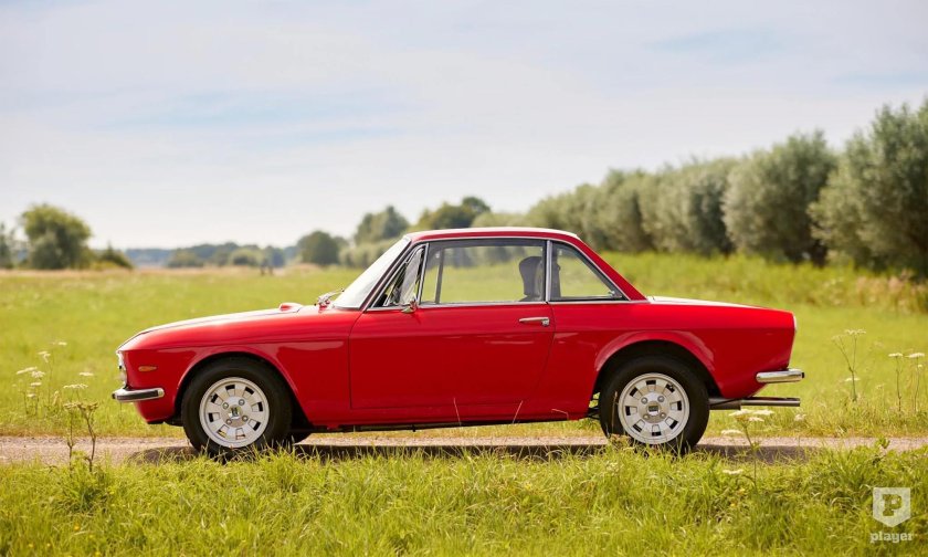 Красная Lancia Fulvia NF