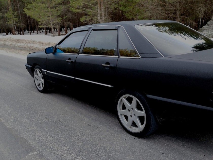 Ауди 100 черная