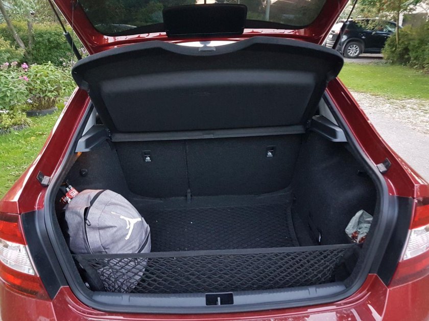 Рапид лифтбек багажник