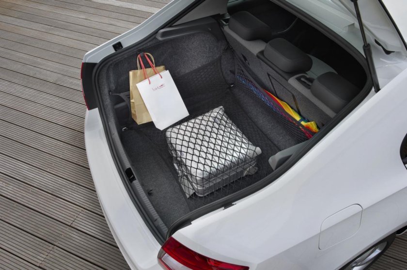 Skoda Rapid седан багажник