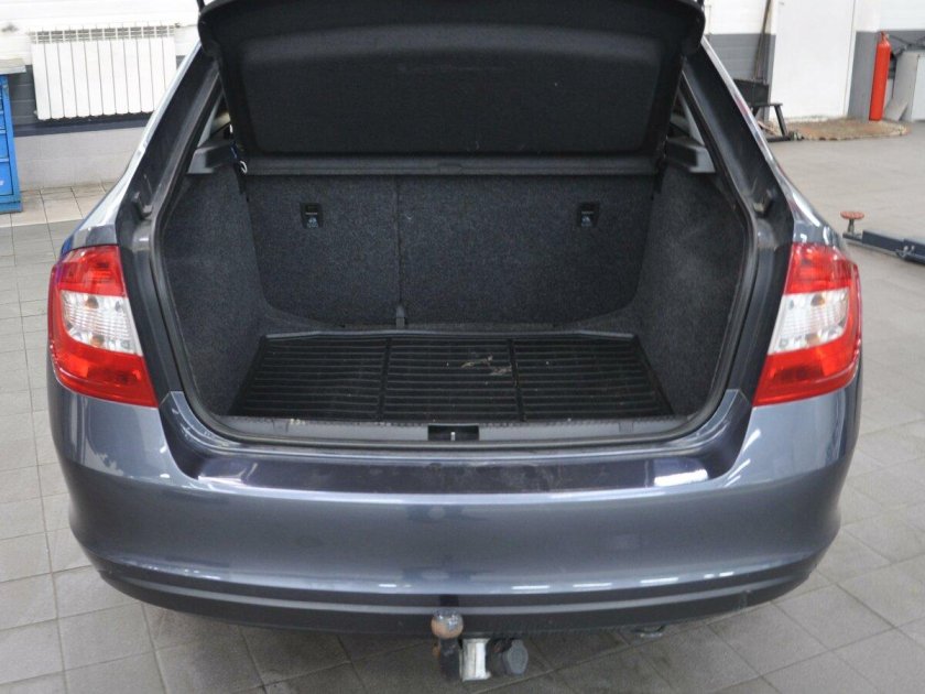 Рапид лифтбек багажник