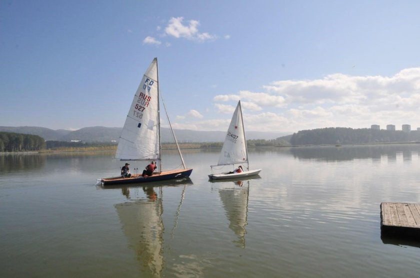 Яхта микро класса на прогулке