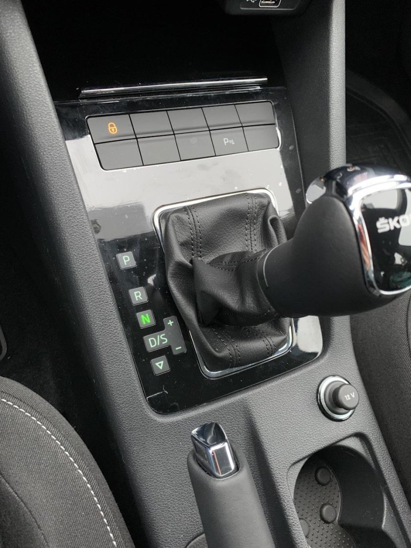 Поставить на нейтрал Skoda Octavia на автомате