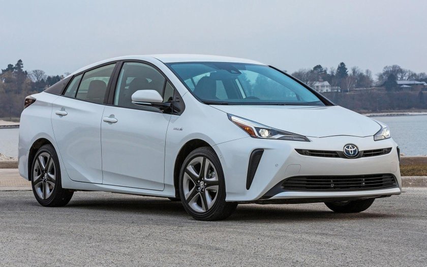 Тойота приус 2019