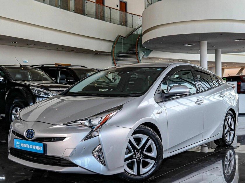 Тойота приус 2018