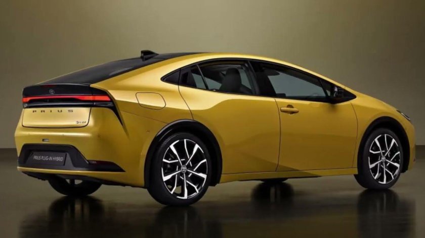 Тойота Приус 2023