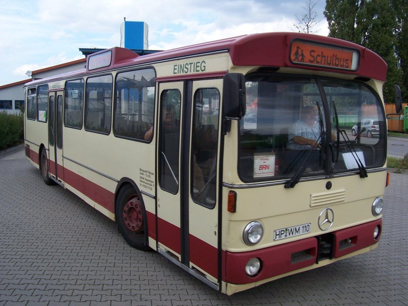 Mercedes-Benz o305