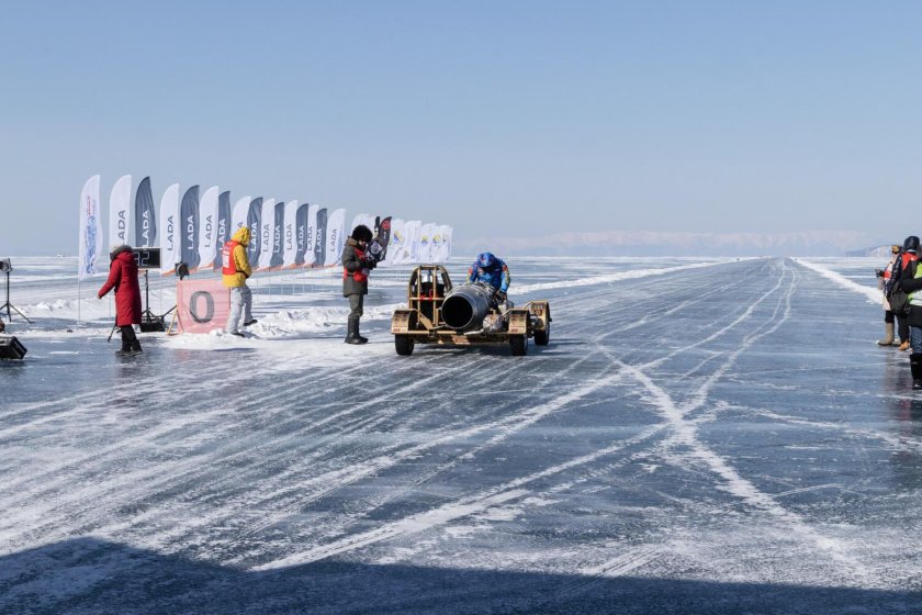 Машина во льду