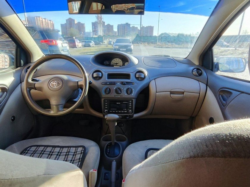 Toyota platz 2000 салон