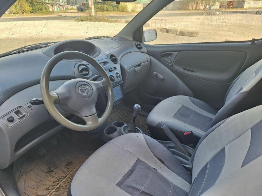 Toyota vitz 2001 салон